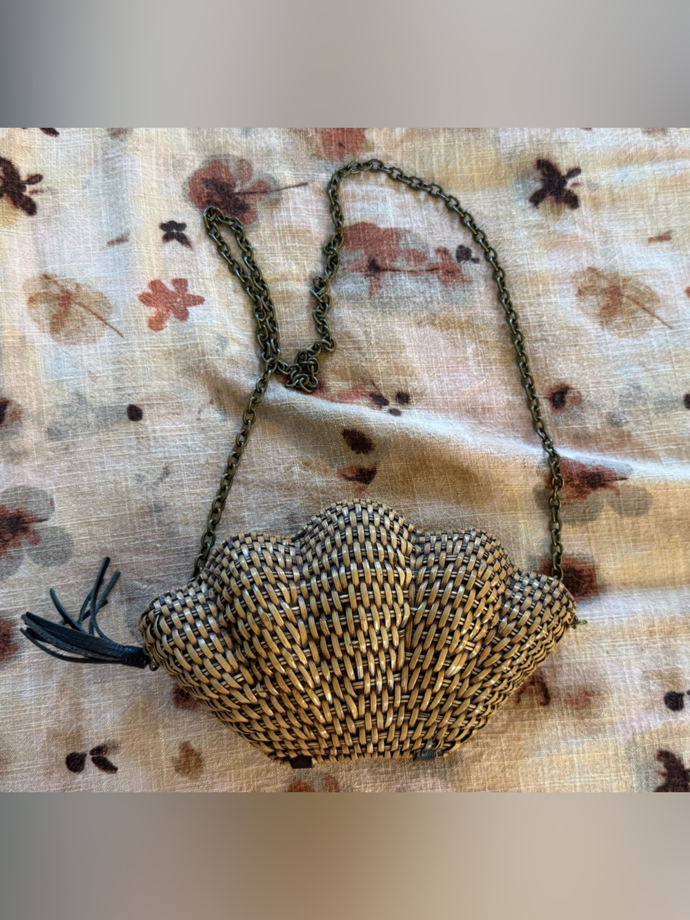 Kayu Seashell Shaped Clutch